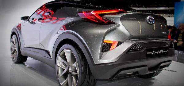 عکس ماشین تویوتا c-hr تمام چرخ محرک