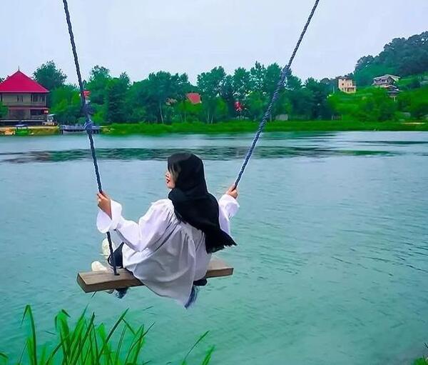 عکس دختر کنار دریا طبیعی
