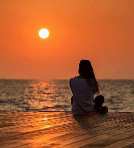 عکس دختر کنار دریا طبیعی