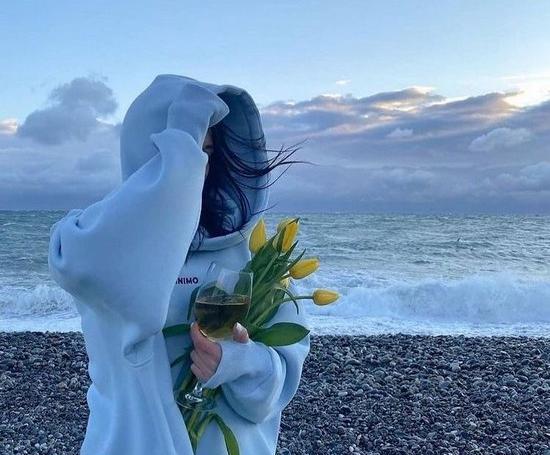 عکس دختر ۱۴ ساله برای پروفایل از پشت