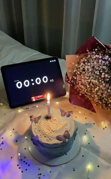 ایده عکس تولد روی تخت