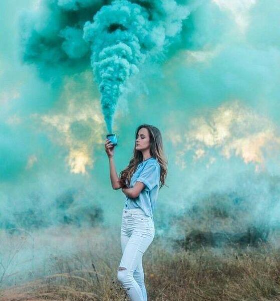 ایده عکس تولد با دود رنگی