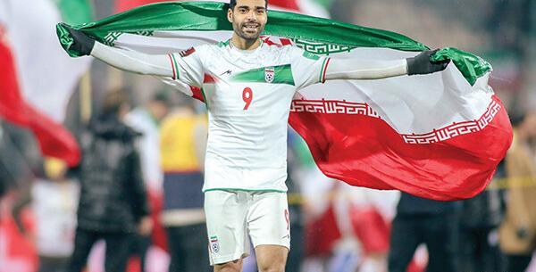 عکس مهدی طارمی و مادرش