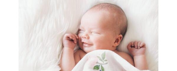 ایده عکس یک ماهگی نوزاد دختر در منزل