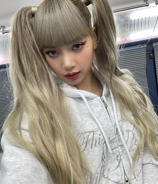 عکس لیسا در اهنگ لالیسا