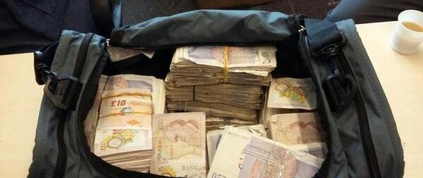 عکس چمدان پر از پول