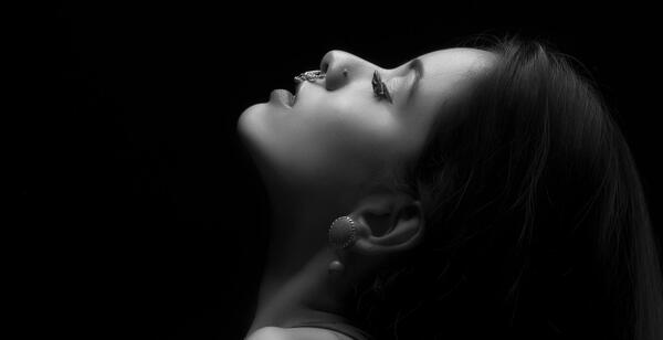 عکس تصویر زمینه پیرسینگ