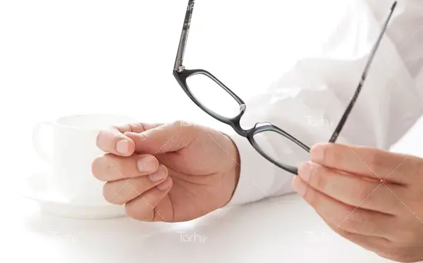 عکس عینک در دست