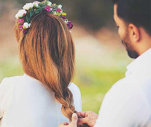 عکس عاشقانه بافتن موی دختر توسط پسر