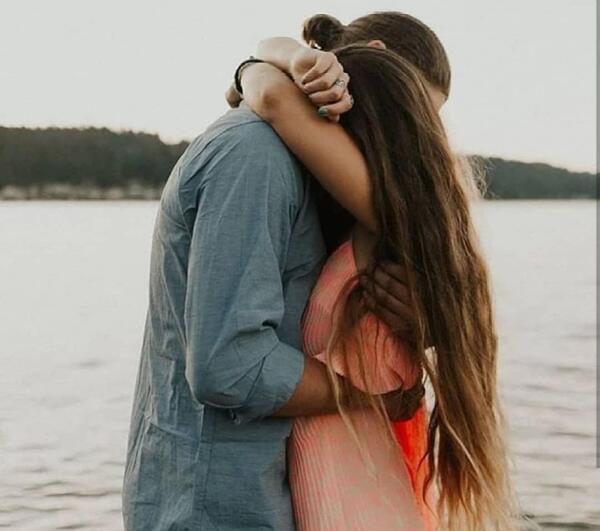 عکس عاشقانه بافتن موی دختر توسط پسر