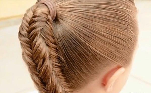 عکس عاشقانه بافتن موی دختر توسط پسر