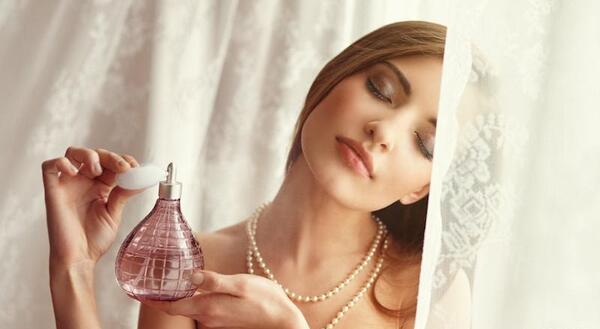 عکس در حال عطر زدن