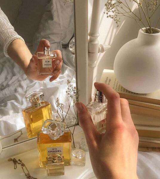 عکس در حال عطر زدن