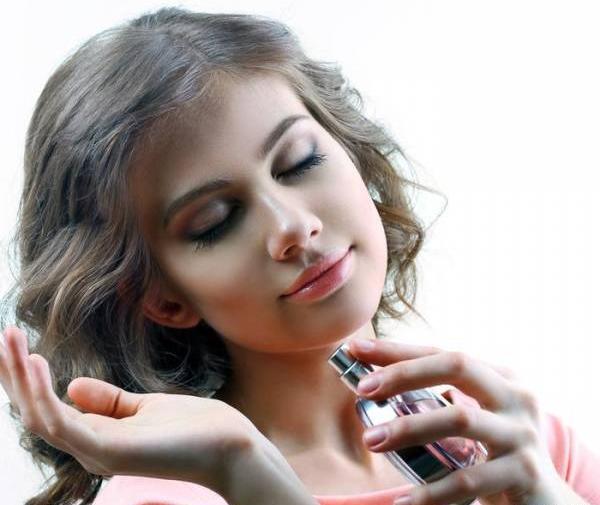 عکس در حال عطر زدن
