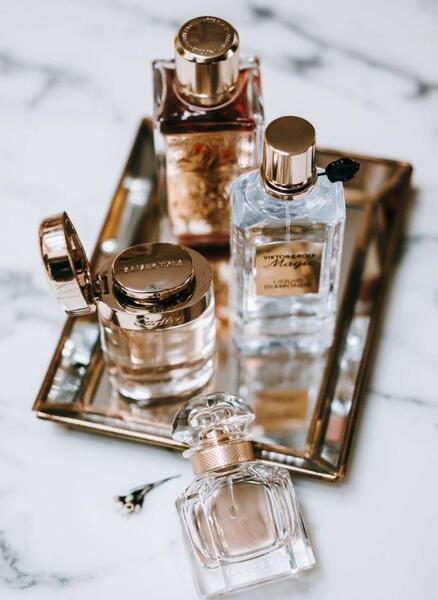 عکس در حال عطر زدن