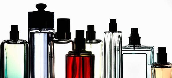 عکس در حال عطر زدن