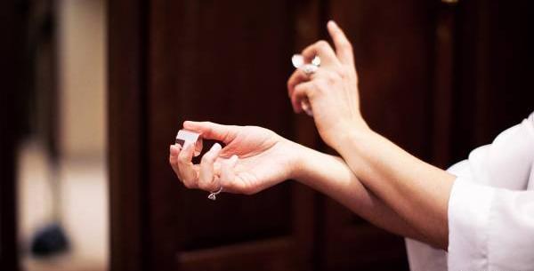 عکس در حال عطر زدن