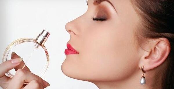 عکس در حال عطر زدن