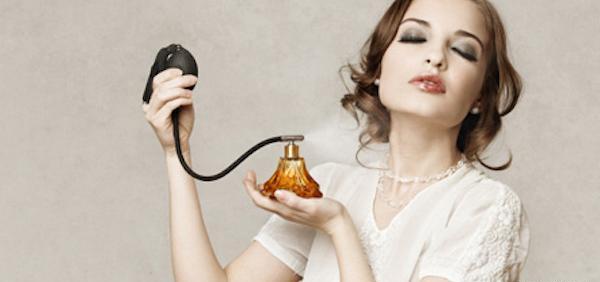 عکس در حال عطر زدن