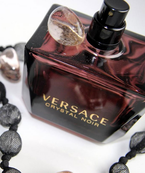 عکس در حال عطر زدن