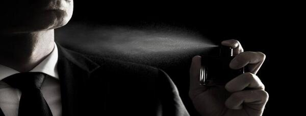 عکس در حال عطر زدن