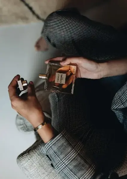 عکس در حال عطر زدن