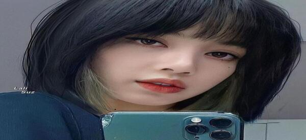 عکس لیسا با گوشی