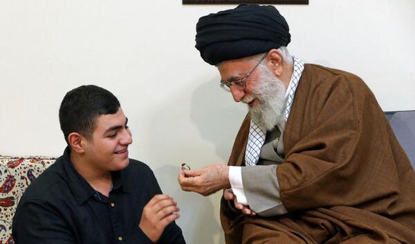 عکس انگشتر خامنه ای