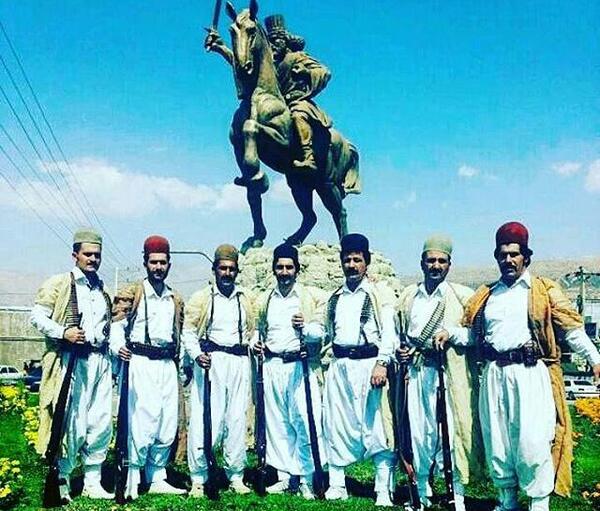 عکس لباس لری مردانه