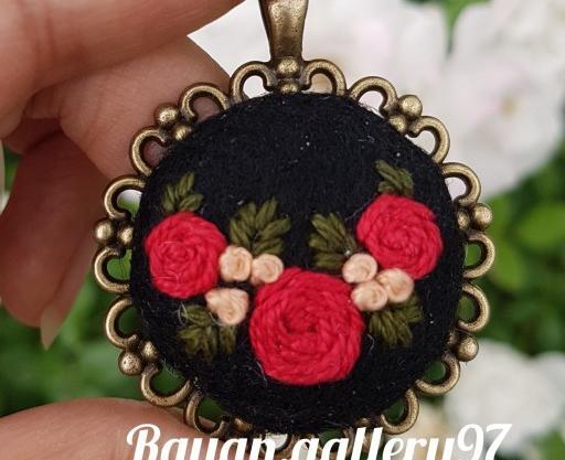 عکس گردنبند گلدوزی شده