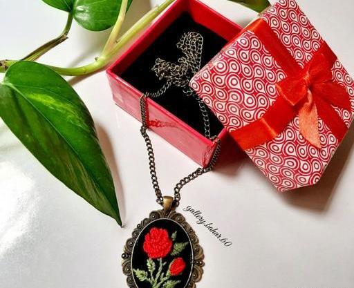 عکس گردنبند گلدوزی شده