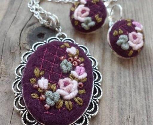 عکس گردنبند گلدوزی شده