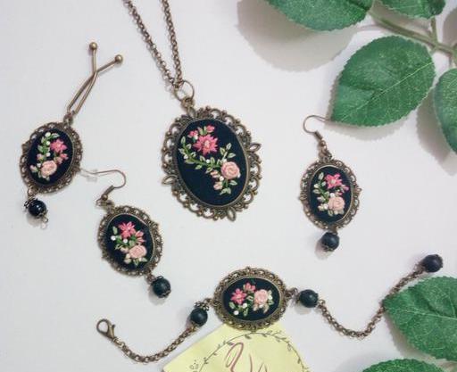 عکس گردنبند گلدوزی شده
