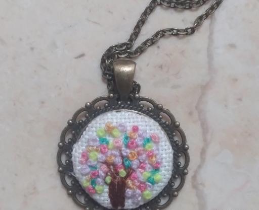 عکس گردنبند گلدوزی شده