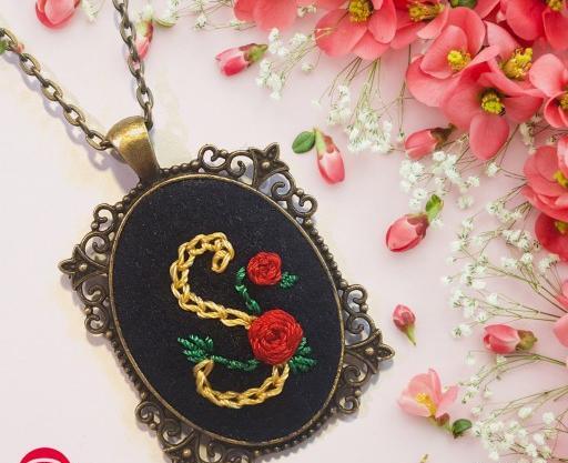 عکس گردنبند گلدوزی شده