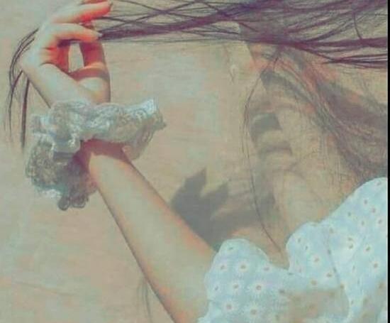 عکس دختر غمگین کلاه دار