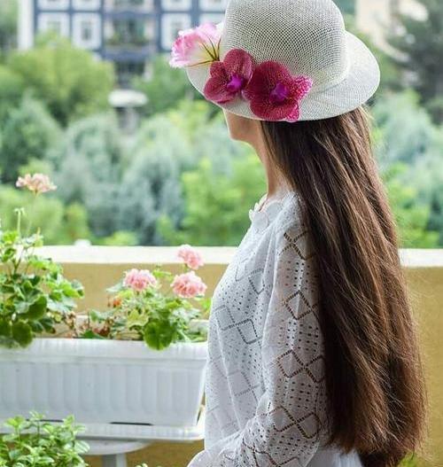 عکس دختر غمگین کلاه دار