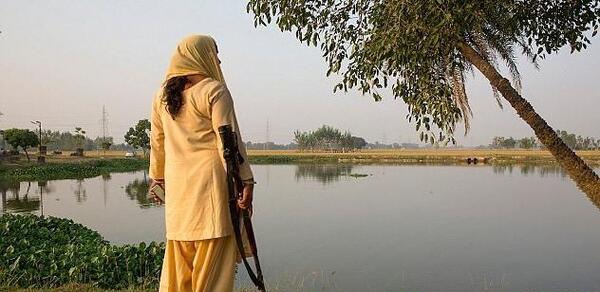 عکس زن بلوچ با تفنگ