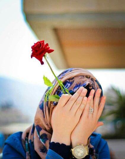 عکس دست دختر بلوچ با گل