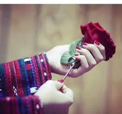 عکس دست دختر بلوچ با گل