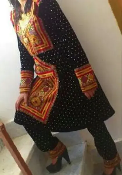 عکس دست دختر بلوچ ویسگون