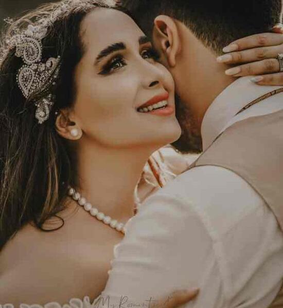 ژست عکس دونفره اسپرت در آتلیه