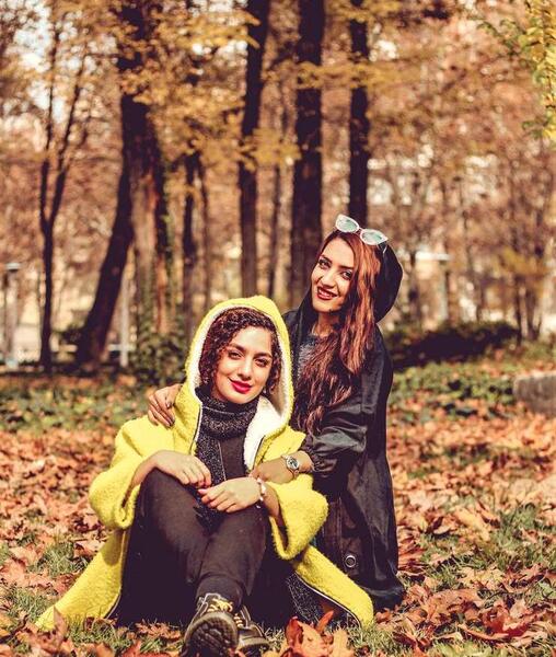 عکس عاشقانه جلوی اینه