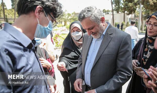 عکس عیدی گرفتن