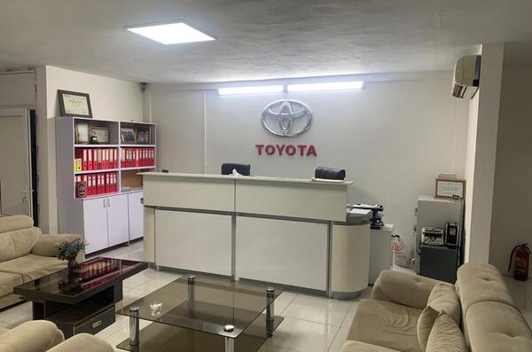 عکس نمایندگی تویوتا