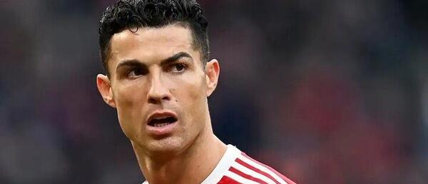 عکس رونالدو روی نیمکت