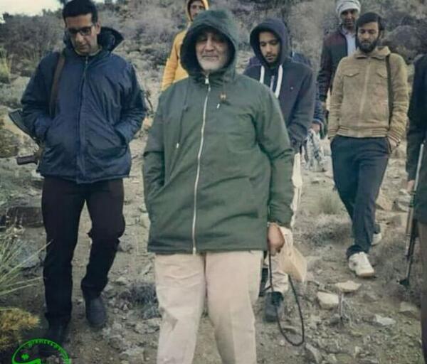 عکس حاج قاسم با تسبیح