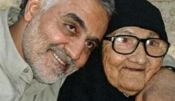 عکس شهید سلیمانی با پدر و مادرش