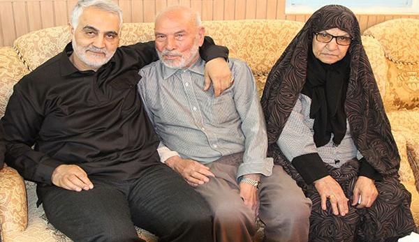 عکس شهید سلیمانی با پدر و مادرش