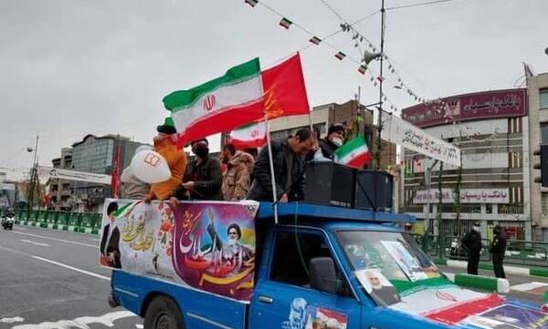 عکس حاج قاسم کنار پرچم ایران